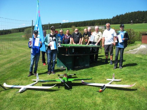 Gruppenbild Sieger Helfer Punktrichter Verein 500x375 1