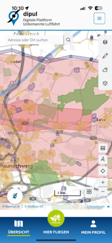 Durch die Anbindung zur digitalen Plattform für unbemannte Luftfahrt (dipul) des Bundesministeriums für Digitales und Verkehr (BMDV) können Piloten sofort sehen, in welchen Gebieten der Modellflug erlaubt ist