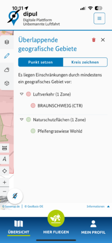 Mit einem Tipp auf eine markierte Zone innerhalb der dipul-Oberfläche erhält man weitere Informationen, weshalb Modellflug in einem Gebiet nicht oder nur eingeschränkt möglich ist. In diesem Fall überlappt die Kontrollzone des Flughafens Braunschweig-Wolfsburg sich mit einem Naturschutzgebiet