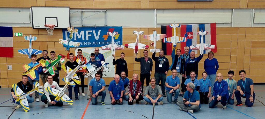 Gruppenbild DM Indoor 2006 F3P Sport mit Helfern BPMV
