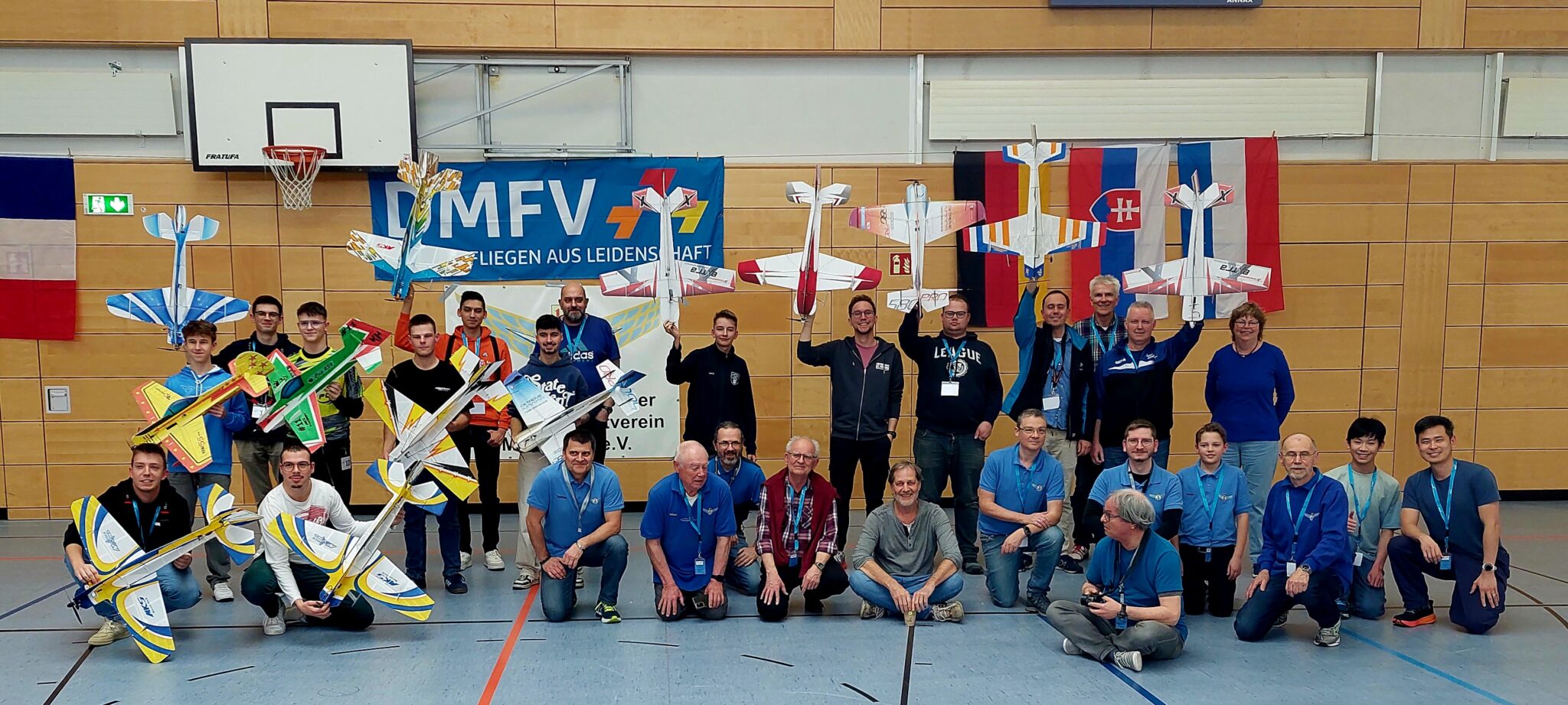 Gruppenbild DM Indoor 2006 F3P Sport mit Helfern BPMV scaled