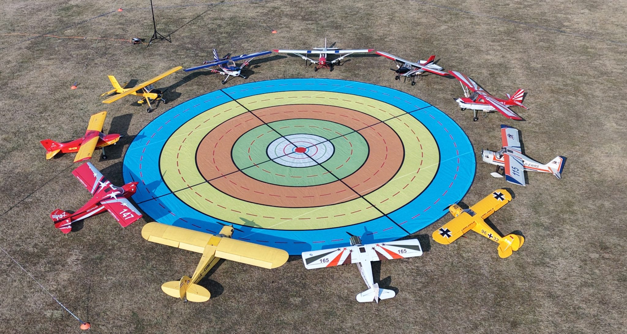 Schleppflugzeuge im Zielkreis Schleppflugzeuge im Zielkreis scaled