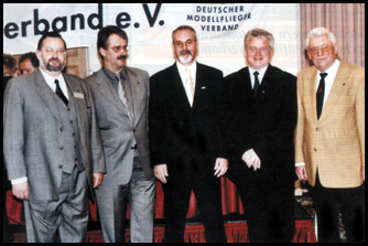 Das Präsidium des DMFV auf der JHV 2001: (von Links) Jürgen Ackermann, Gebietsbeiratsvorsitzender, Winfried Schlich, neuer Fachbeiratsvorsitzender, Hans Schwägerl, Präsident, Willi Horn, Vizepräsident und Georg Gottwald, Schatzmeister
